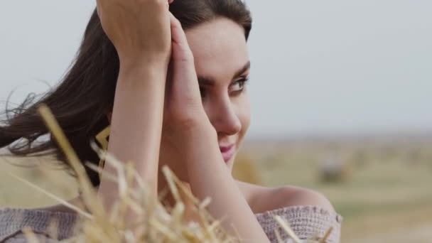 Hermoso retrato de chica absolutamente feliz mira a un lado pensativamente en el pajar — Vídeos de Stock