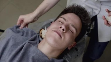 Adamın cilt tazelemesini yakından görmek için yüz masajı ve salyangozlar.