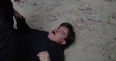 Rakibin bir adamı döverek öldürmesi ve inşaatta boğması.