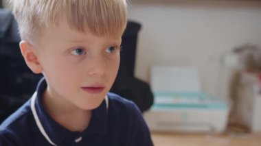 Yakışıklı çocuk kameraya bakıyor, 4K.