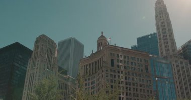 Gökdelenleri olan güneşli şehir merkezi gökdelenleri, altın mercekli sokak manzarası, 20. yüzyılın başlarındaki süslü tuğla cepheleri, şık görünümlü...