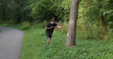 Genç bir adam, sağlıksız bir yaşam tarzı yüzünden sabah koşusundan sonra kalp krizi geçirdi. 4k