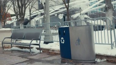 Biri geri dönüşüm için, diğeri de kışın sokakta bulunan genel atıklar için olmak üzere iki kısımdan oluşan bir çöp kutusunun görüntüsü. 4K Yavaşça