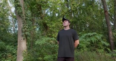 Genç bir adam, sağlıksız bir yaşam tarzı yüzünden sabah koşusundan sonra kalp krizi geçirdi. 4K Yavaşça