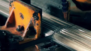 Sanayi işçisi metal kesme