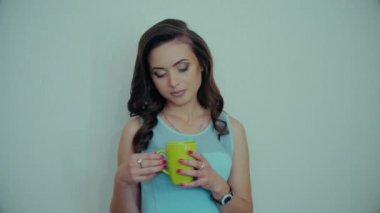 genç kız içecekler kahve