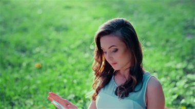 Kitap okuyan genç bir kız.