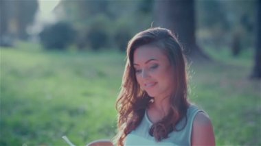 Neşeli genç kız bir kitap okuma