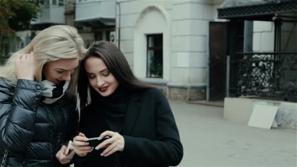 Meninas assistindo fotos em seu telefone — Vídeo de Stock