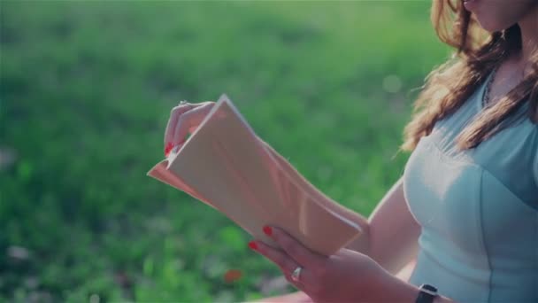 Jeune étudiant lisant un livre très intéressant 