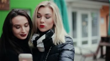 İki genç seksi kız telefonu fotoğraf çekimi