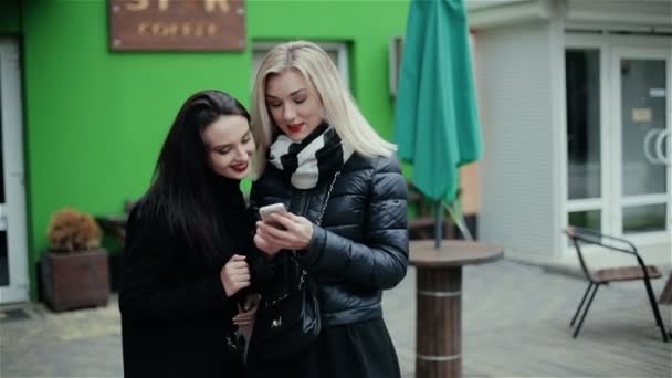 İki genç kız telefonda çekim — Stok video