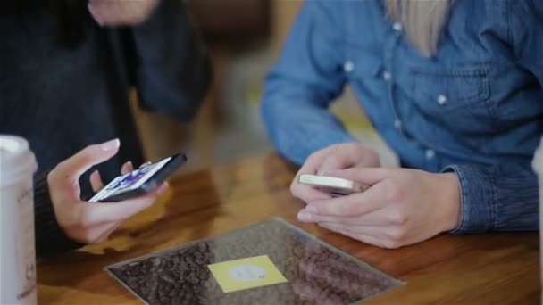 Deux belles filles discutent de leur cas au café 
