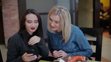 kız fotoğrafları ile smartphone bir suşi Dükkanı