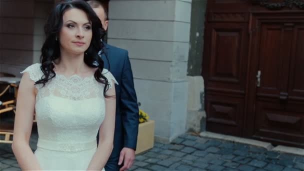 아름 다운 젊은 부부 결혼식 키스 — 비디오