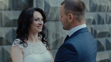 Romantik Çift dokunmak ve birbirlerini öpmeye