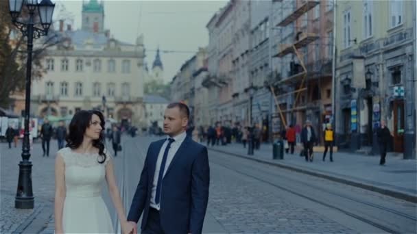 Le jeune couple heureux avec la mer de sourires — Video