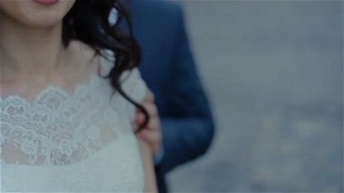 Şehirde Düğün çifti öpüşme