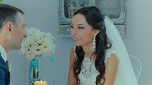 Kommunikation wunderbares Hochzeitspaar — Stockvideo