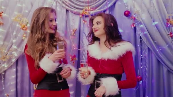 Vídeo de duas meninas bonitas na véspera de Ano Novo — Vídeo de Stock