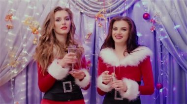 İki kız içki kar kızlık yeni yıl için