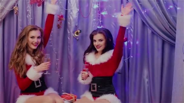 Две красивые девушки в новогодней одежде — стоковое видео