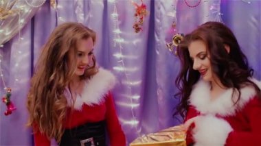 Yeni yıl iki güzel kız için hediye