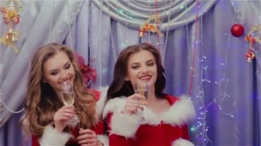 İki şampanya bardağı şenlikte ile zarif genç kadının