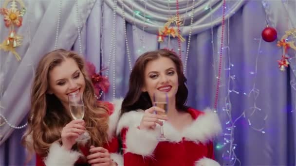 Deux jeunes filles avec un champagne à la célébration — Video