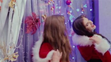 Noel arifesinde iki güzel kız