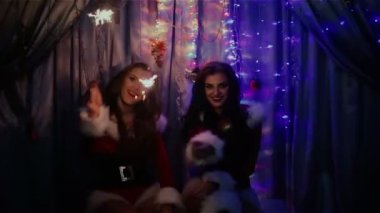 Noel ışıkları ile iki kız