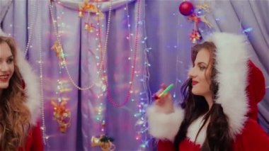 Yeni yıl hediyeleri oynayan iki kız