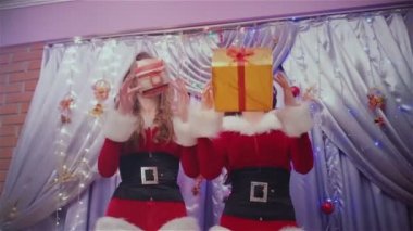 Yeni yıl hediyeleri, kırmızı kız ile çok güzel bir kız