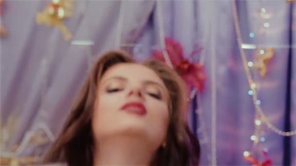 Ein junges Mädchen posiert mit Champagner für die Kamera — Stockvideo