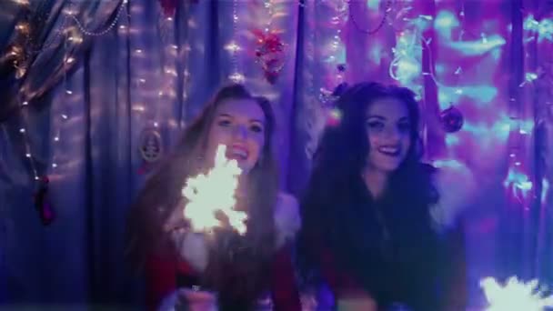Coole und lustige Mädchen mit Weihnachtsbeleuchtung — Stockvideo