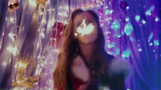 Chica divirtiéndose con luces de Navidad — Vídeo de stock