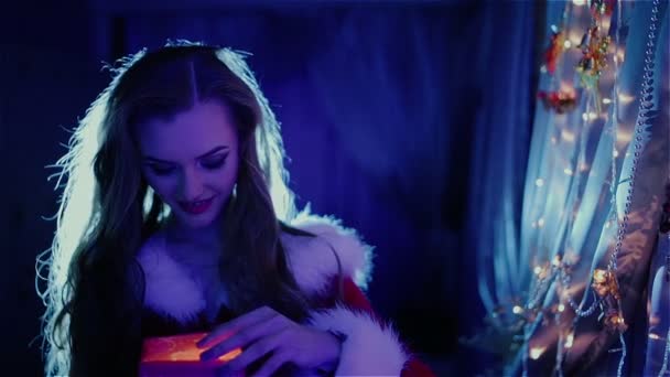 Красива дівчина в шоці з різдвяного подарунка — стокове відео