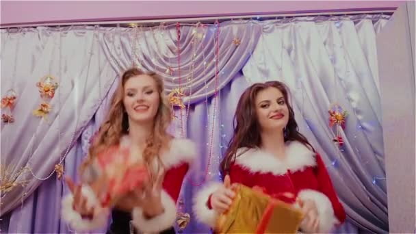 Duas meninas encantadoras brincando com brinquedos de Natal — Vídeo de Stock