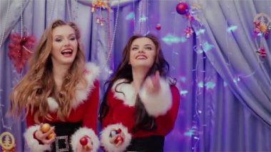 Noel oynanan iki çok güzel kız