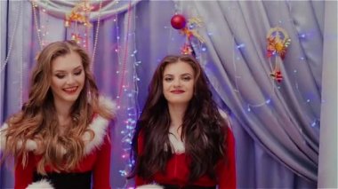 Süslemeleri oynanan iki çok güzel kız