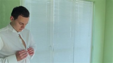 Bir gömlek siparişi giyen güzel adam