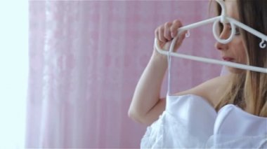 Güzel gelin gelinlik üzerinde çalışır