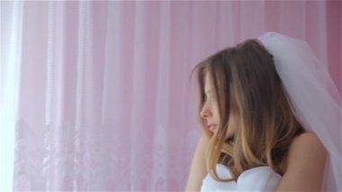 Bayan gelinlik üzerinde çalışıyor