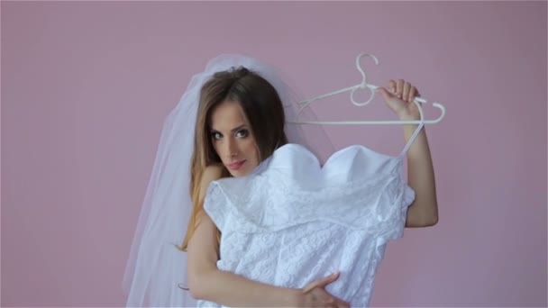 Krásná nevěsta se snaží na svatební šaty — Stock video