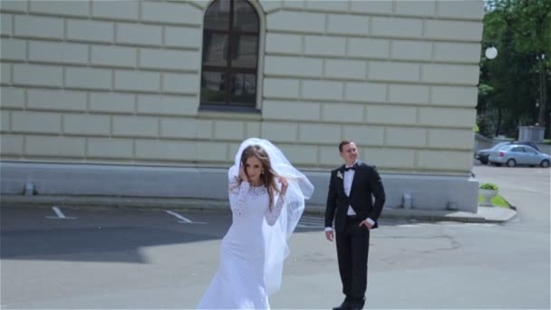 Hermosa boda pareja caminando — Vídeos de Stock