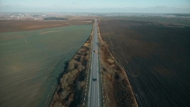 Flygfoto över åkrar och vägar mot bakgrund av staden — Stockvideo