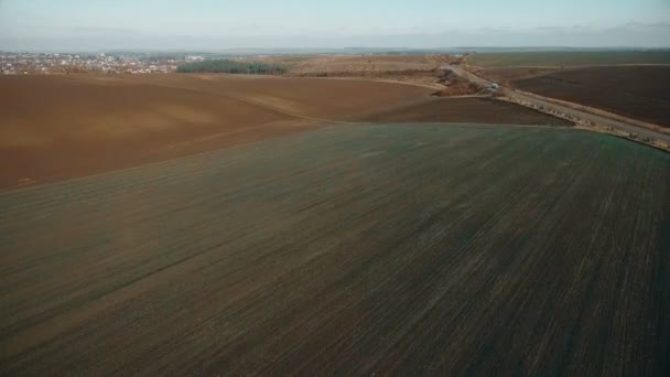 Vista aérea de los campos y carreteras en los que circula el vagón de mercancías — Vídeos de Stock