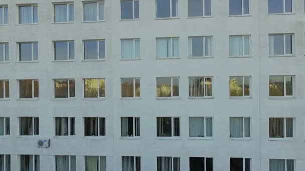 Vista aérea de las ventanas del edificio — Vídeo de stock