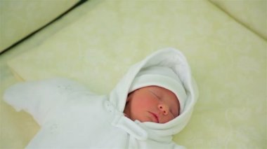 Güzel küçük bebek giysilerle uyku