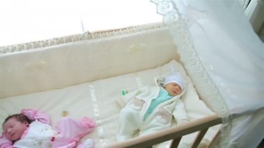 İki güzel küçük bebek Puseti içinde uyku